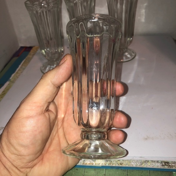 Elegant Clear Glass Sundae Cups Set of 4 , reminiscent of  old ice cream parlour - Picture 4 of 7